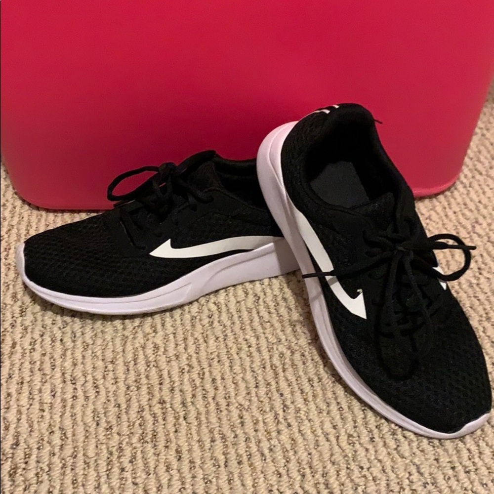 Never worn black and white tennies